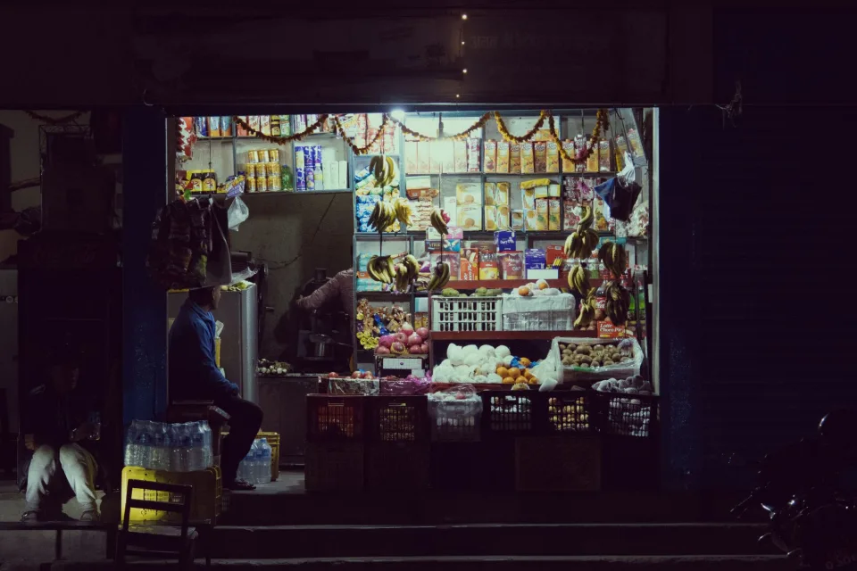 Kệ hàng trước cửa